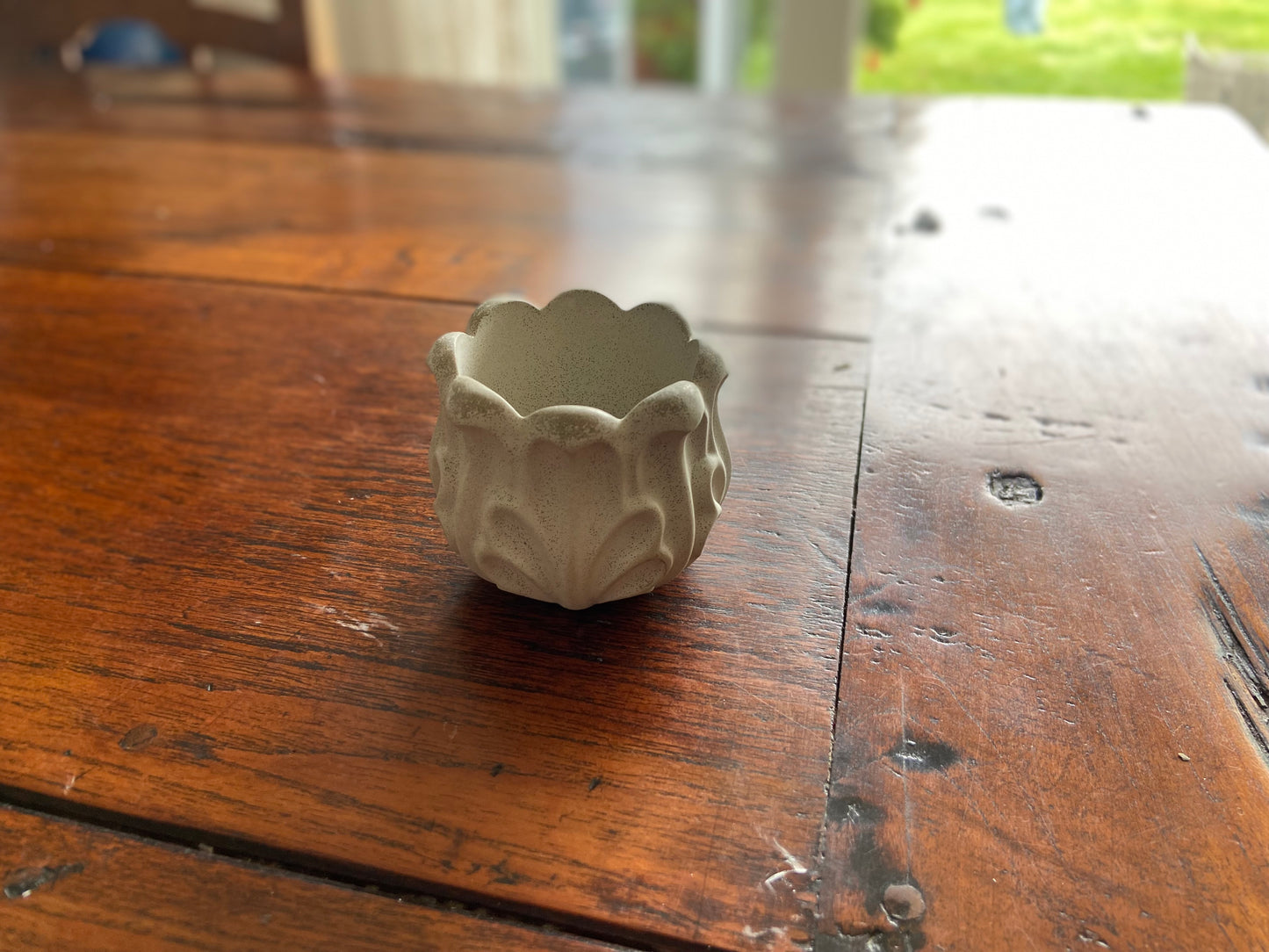 Handcast concrete t-light holder