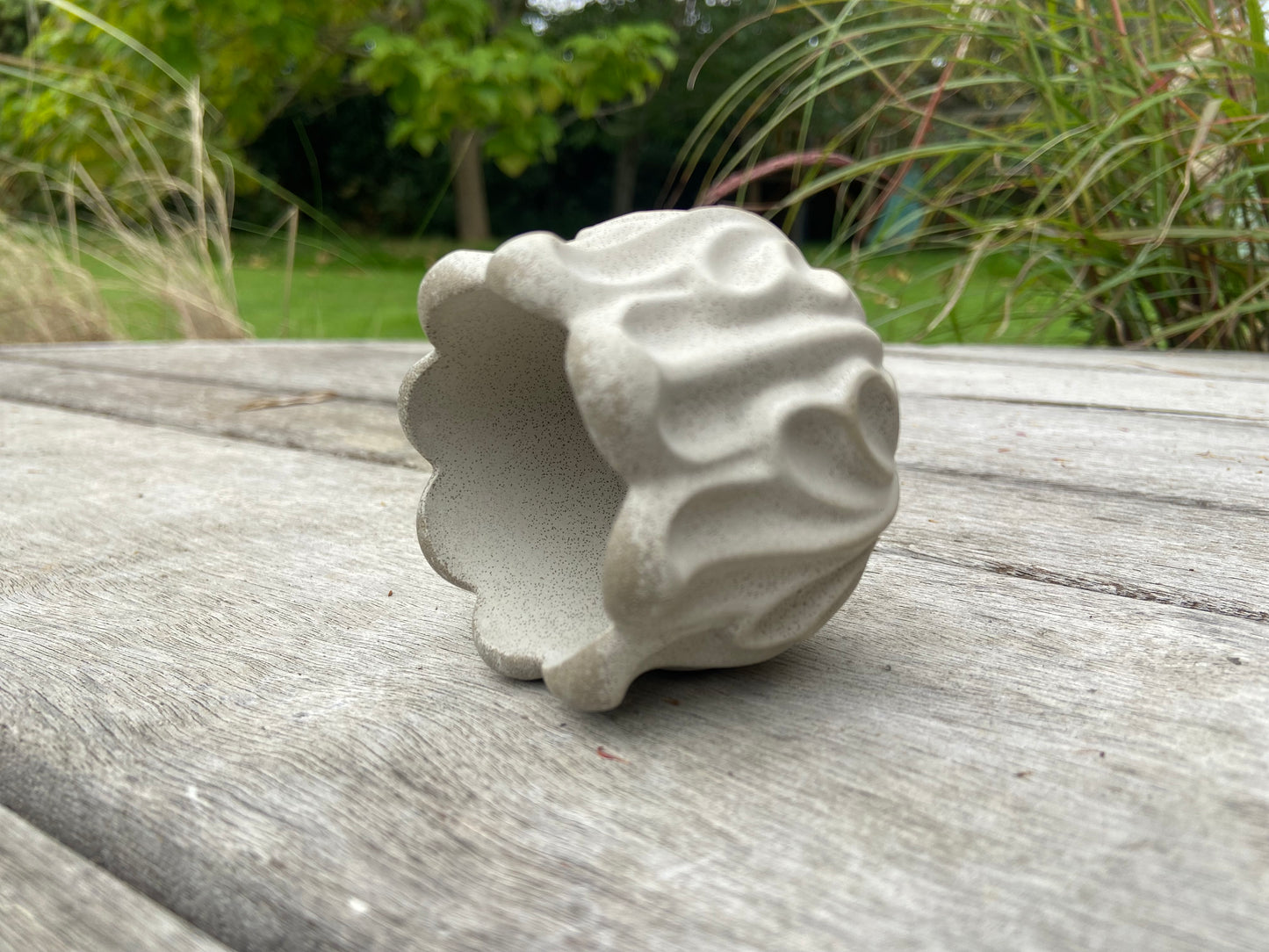 Handcast concrete t-light holder